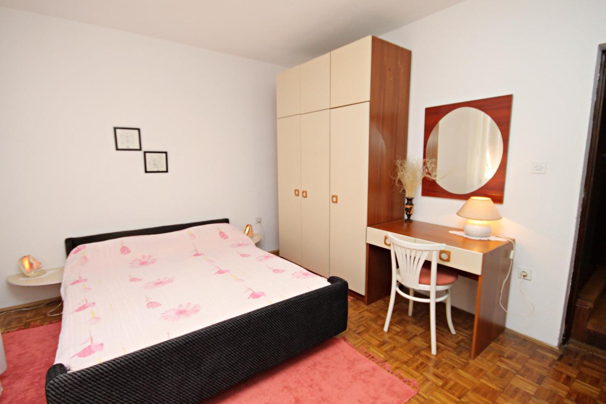 Apartments By The Sea Novi Vinodolski - 5558 Rom bilde